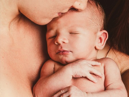 Newborn Baby mit Mama, Fotoshooting