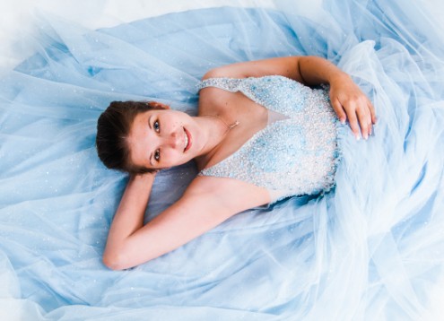Junge Frau in blauem Kleid, Prinzessinenkleid